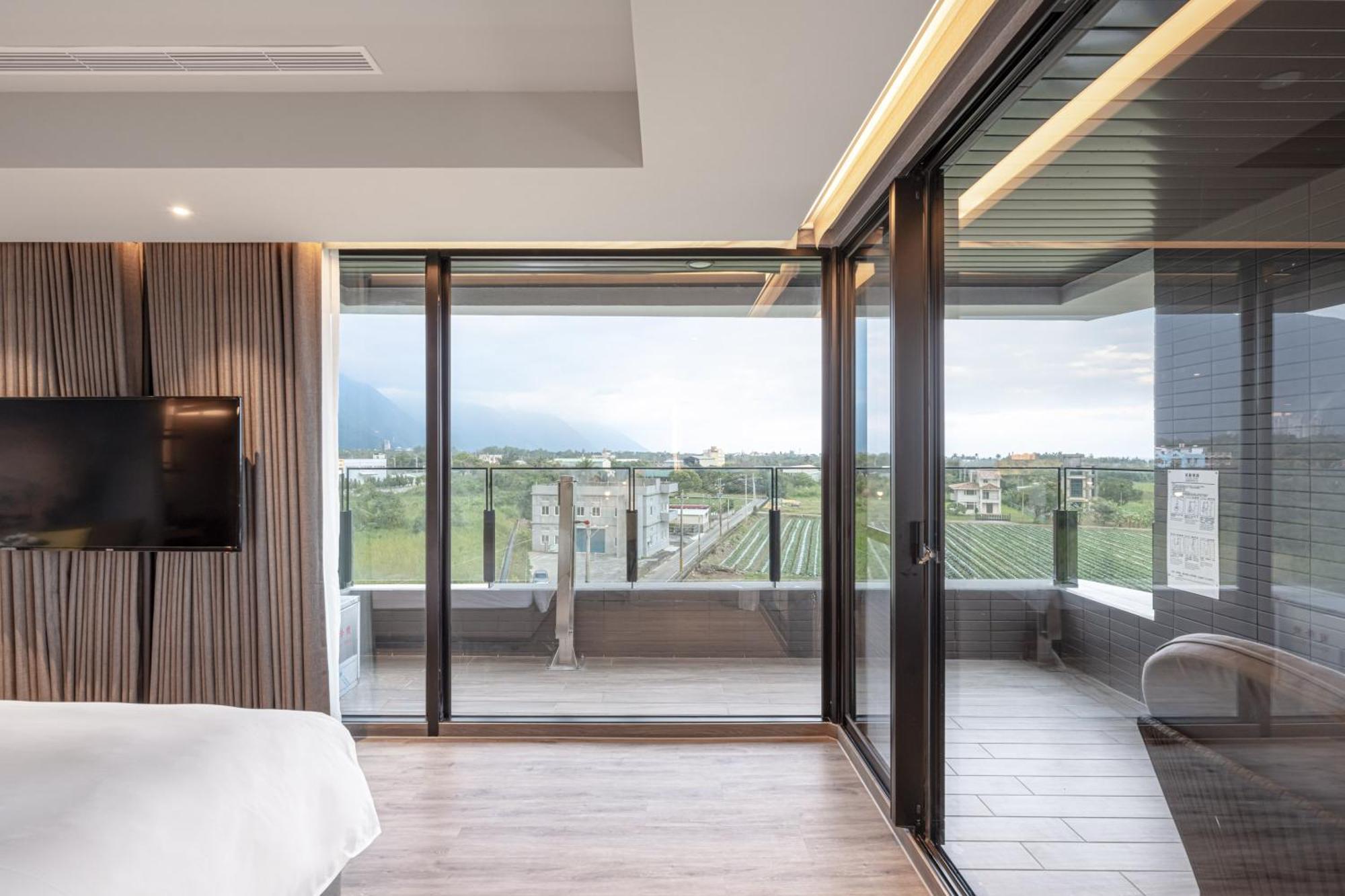Lakeshore Hotel Hualien Taroko Shunan Habitación foto A sliding door